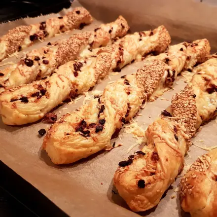 Knusperstangen aus Blätterteig mit Schinken und Käse