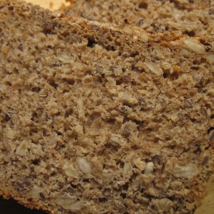 Einfaches Dinkel-Vollkorn-Brot mit Haferflocken und Kernen