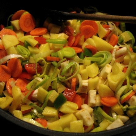 Kräftig-würziger Gemüseeintopf mit Gnocchi und Cabanossi