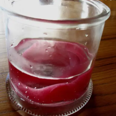 Wachs aus Glasgefäß entfernen