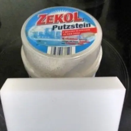 Schwarze Streifen in der Toilettenschüssel entfernen