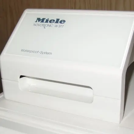 Innenraum für den Waschmittel-Einspülkasten vor Schimmel schützen