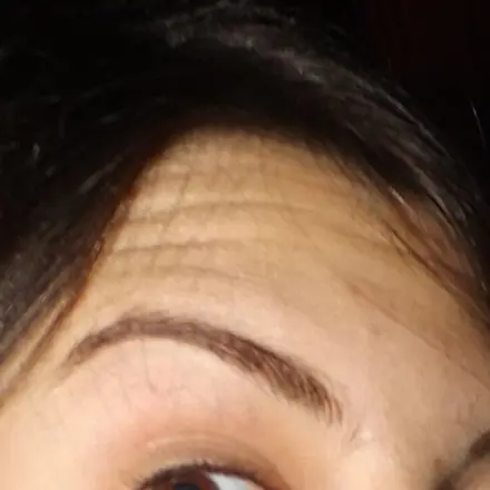 Perfekte Augenbrauen mit Mascarabürstchen und Haarspray