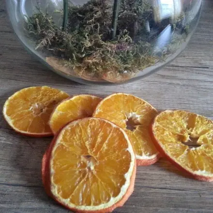 Orangenscheiben für Dekorationszwecke trocknen