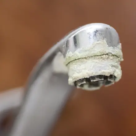 Praktisches Entkalken von Wasserhähnen