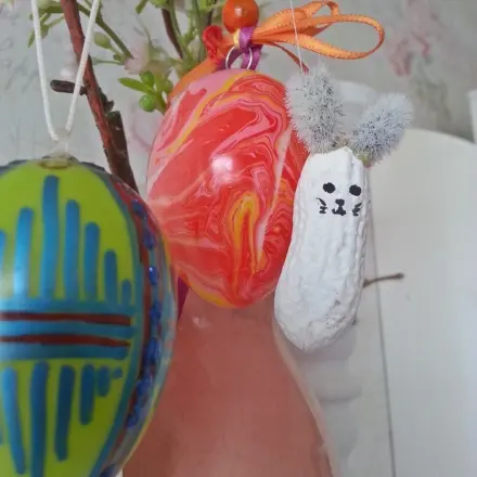 Osterdeko: Erdnuss-Osterhäschen zum Aufhängen