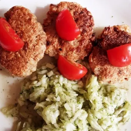 Bratlinge aus Haferflocken mit süßsaurem Gurkensalat