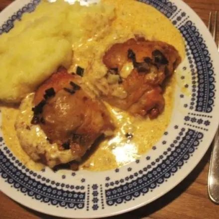 Überbackene Hähnchensteaks mit Senf-Schmand-Sauce