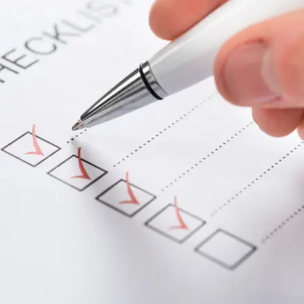 Liste mit persönlichen Ausweisen und Karten machen