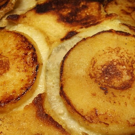 Luftige Pfannkuchen mit Apfelscheiben