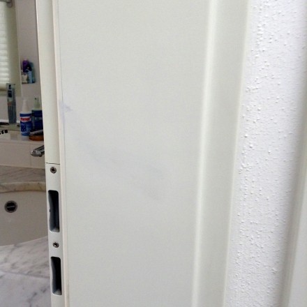 Dunkle Haarfarbe von Badezimmertür entfernen