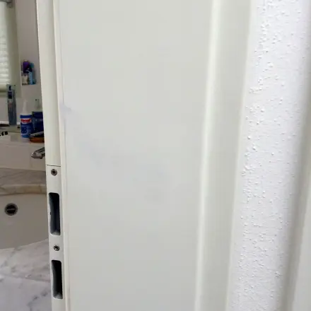 Dunkle Haarfarbe von Badezimmertür entfernen