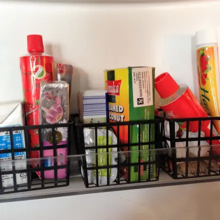 Ordnung im Kühlschrank mit Körbchen
