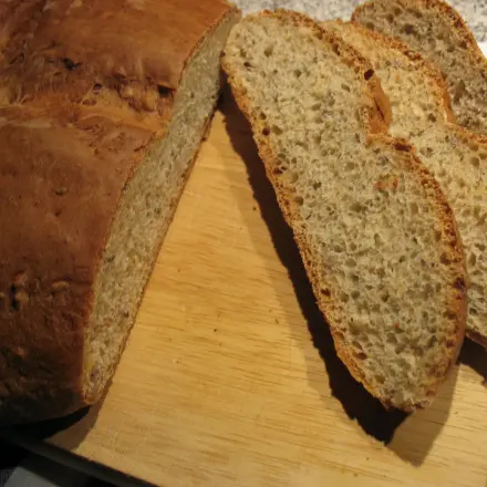 Einfaches Dinkelbrot mit Kernen