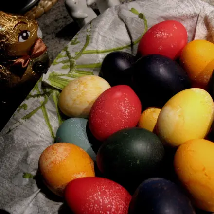 Ostereier in kräftigen Farben