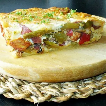 Zucchini-Tarte mit Paprika, Tomaten und Schafskäse