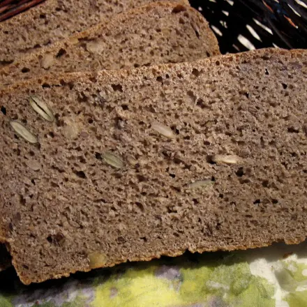 Roggen-Dinkel-Vollkornbrot mit Kernen