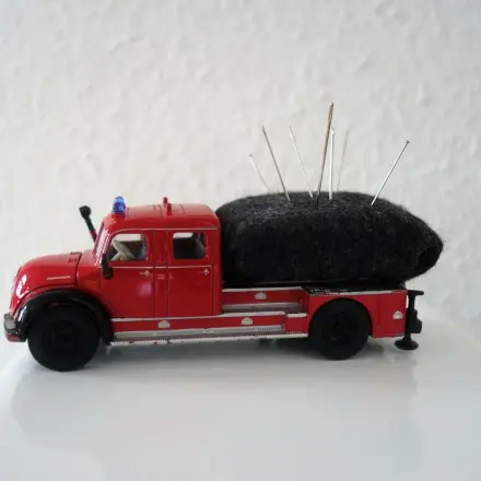 Upcycling: Nadelkissen auf altem Spielzeugauto