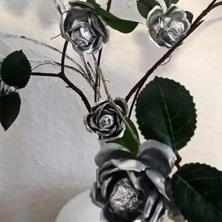 Rosen aus Teelichtschalen basteln