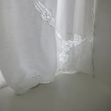 Puderzucker gegen graue Gardinen