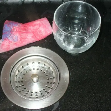 Wachsreste aus Gläsern entsorgen