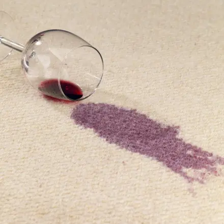 Rotwein aus Teppichboden leicht entfernen - wirkt immer!
