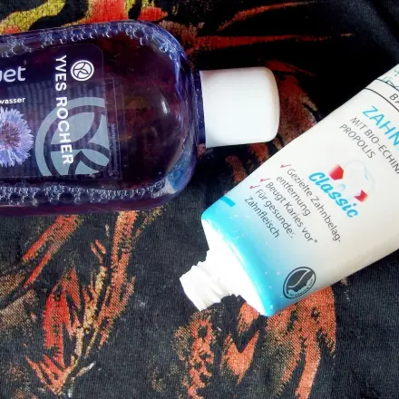 Augenmake-Up-Entferner gegen Zahncremeflecken