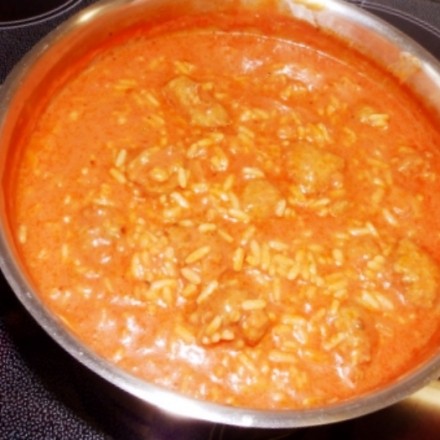 Tomatensuppe mit Reis und Hackbällchen