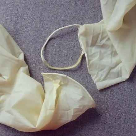 Recycling - stabile Gummibänder aus Einmalhandschuhen