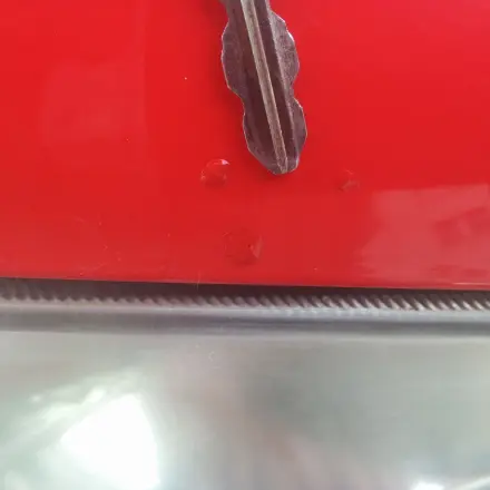 Steinschlag am älteren Auto beseitigen