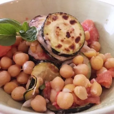 Köstlicher mediterraner Kichererbsensalat - vegetarisch