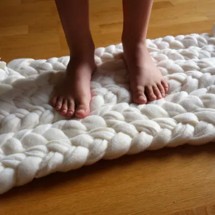 Upcycling: Badematte aus alter Fleecedecke