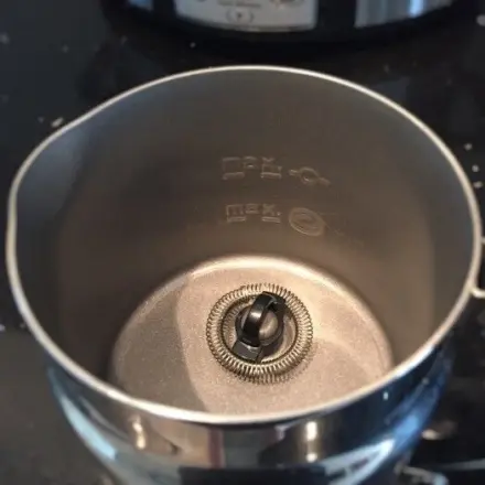 Milchschäumer ohne aggressives Reiben reinigen