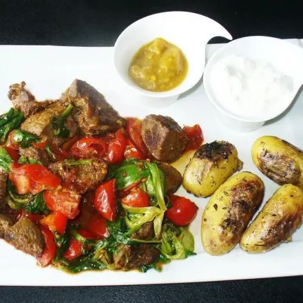 Leichtes Sommeressen: Warmer Steaksalat mit Thymiankartoffeln