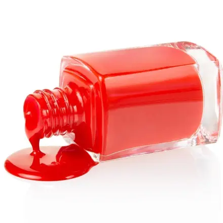 Nagellack mit Autopolitur vom Hochglanztisch entfernen