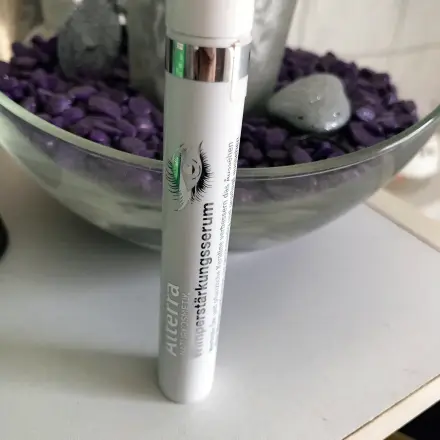 Tolle Wimpern mit Wimpernstärkungsserum