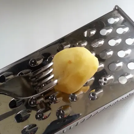 Gabel zum Hobeln von Gemüse verwenden