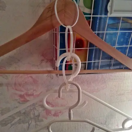 Platz sparen im Kleiderschrank mit Kabelbinder