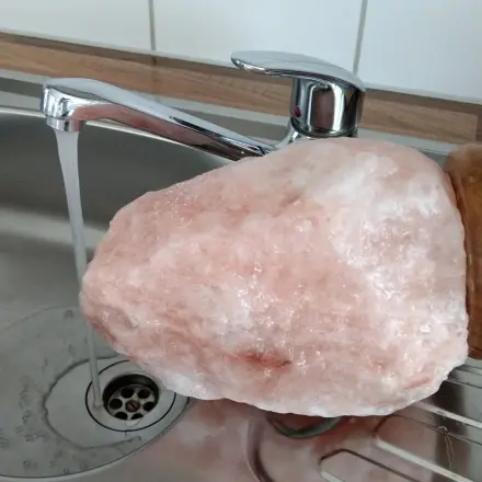 Salzkristall-Lampe von Staub befreien