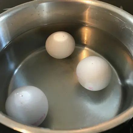 Wo hat das Frühstücksei die Luftblase?