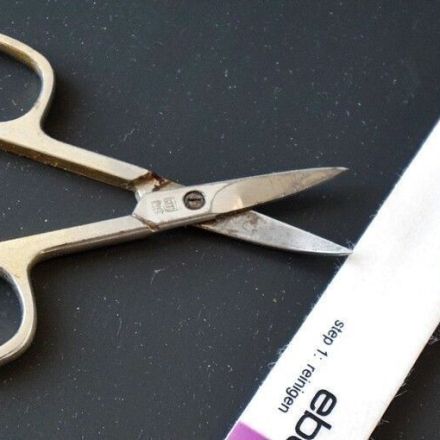Dunkel gewordene Nagelschere einfach reinigen