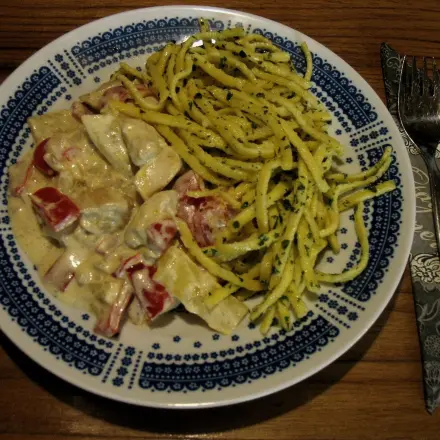 Hähnchen-Paprika-Pfanne mit Butterspätzle