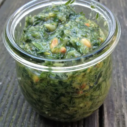 Pesto aus Möhrengrün