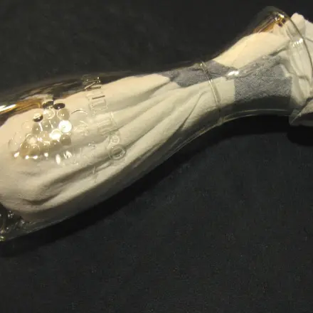 Glaskaraffe nach dem Spülen innen trocknen