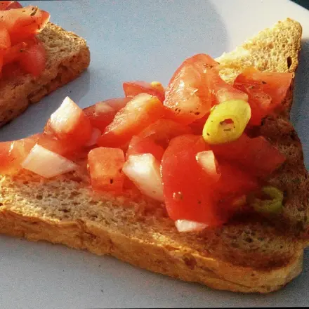 Gut bekömmliche Bruschetta mit Knoblauch, Zwiebeln und Tomaten