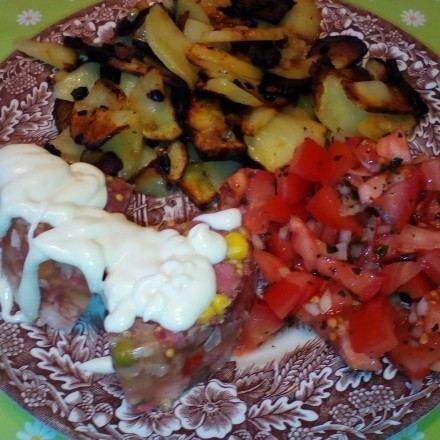 Bratkartoffeln mit Sülze und Salat