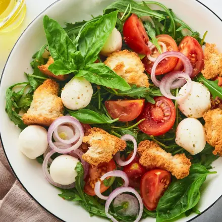 Knoblauch-Brotsalat mit Tomaten (Panzanella)