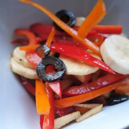 Paprika- Bananensalat mit Oliven