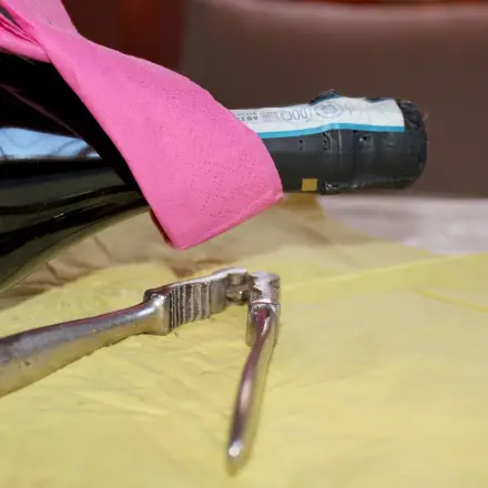 Festsitzende Sektkorken mit Nussknacker öffnen