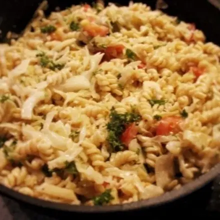 Schnelle Lachs-Spitzkohl-Nudel-Pfanne